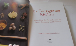Tóm tắt cuốn sách The Cancer-Fighting Kitchen – Rebecca Katz và Mat Edelson